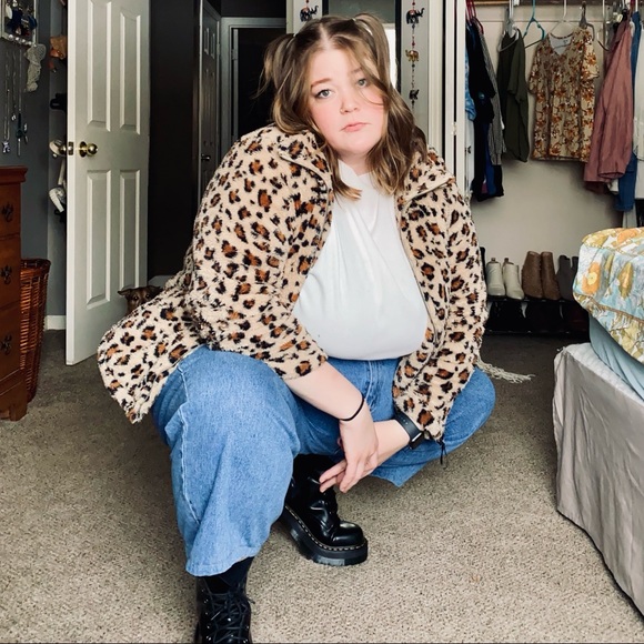 Meet your POSH BESTIE, Katie!😘 - Picture 4 of 8